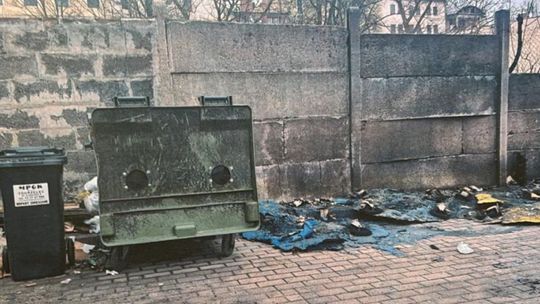 17-latek usłyszał zarzuty za podpalanie śmietników