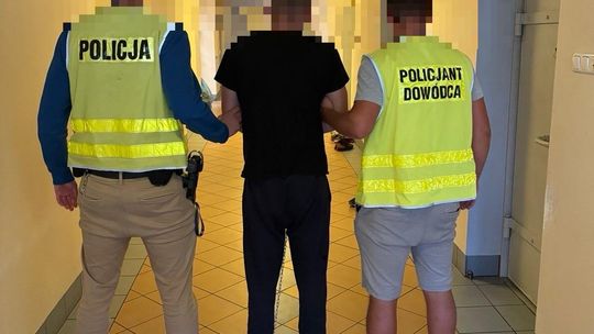 Agresywny 43-latek zaatakował policjanta mieczem samurajskim – funkcjonariusz ranny, sprawca aresztowany