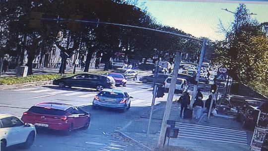 Dramatyczne chwile w Zgorzelcu 82-letnia kobieta leżała nieprzytomna na środku drogi, a kierowcy ją omijali Dramatyczne chwile w Zgorzelcu 82-letnia kobieta leżała nieprzytomna na środku drogi, a kierowcy ją omijali