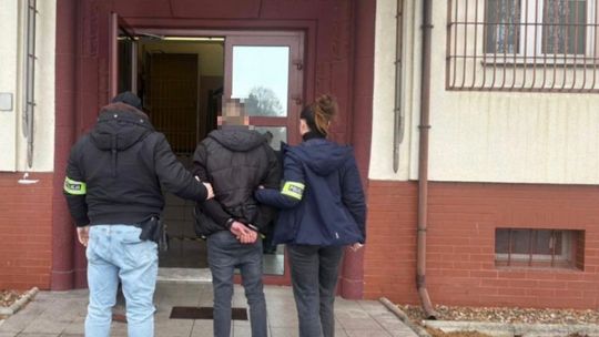 Kradzieże za ponad 2,5 tys. zł. Policja zatrzymała poszukiwanego 40-latka Kradzieże za ponad 2,5 tys. zł. Policja zatrzymała poszukiwanego 40-latka