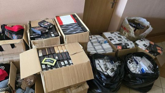 Nielegalne papierosy, tytoń i podróbki zabezpieczone przez policjantów. Straty Skarbu Państwa mogły sięgnąć 150 tysięcy złotych Nielegalne papierosy, tytoń i podróbki zabezpieczone przez policjantów. Straty Skarbu Państwa mogły sięgnąć 150 tysięcy złotych