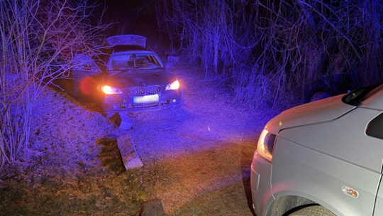 Policyjny pościg za BMW. Poszukiwany 48-latek zatrzymany po uszkodzeniu radiowozu