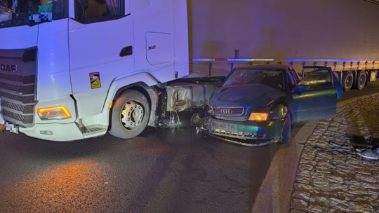 Pościg zakończony kraksą — pijana 17-latka bez prawa jazdy uderzyła w ciężarówkę