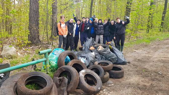 Pracownicy Kopalni i Elektrowni Turów wraz z młodzieżą posprzątali las w ramach akcji „Lasy Pełne Energii”