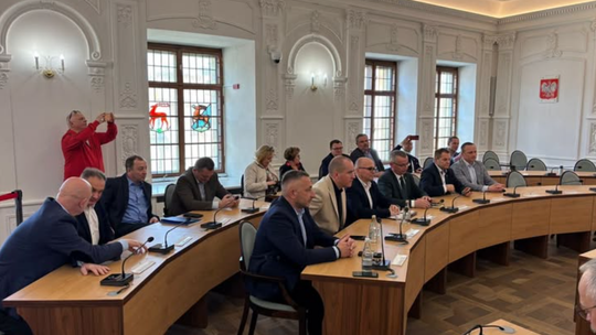 Przyszłość kolei w regionie: Spotkanie samorządowców z Wiceministrem Infrastruktury w Jeleniej Górze