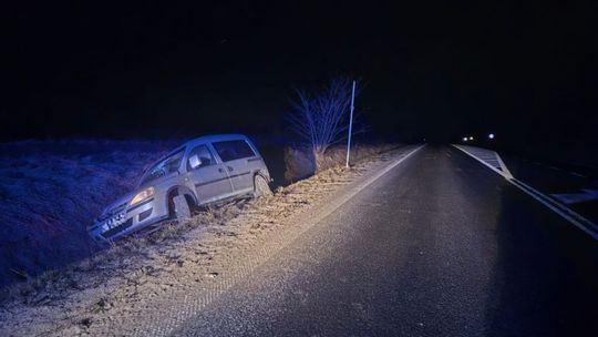 Wjechał do rowu podczas manewru wyprzedzania. Był pod wpływem alkoholu.
