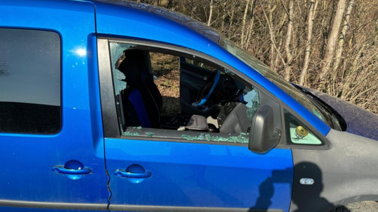 Włamali się do samochodu i ukradli plecak – zostali zatrzymani przez policjantów z Bogatyni