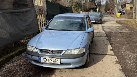 Wystarczyła chwila na wyrzucenie śmieci. 90-latek stracił samochód w kilka sekund!