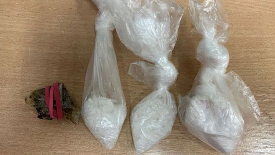 Zatrzymana z kokainą, metamfetaminą i haszyszem – 27-latce grozi długa odsiadka Zatrzymana z kokainą, metamfetaminą i haszyszem – 27-latce grozi długa odsiadka