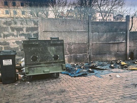 17-latek usłyszał zarzuty za podpalanie śmietników