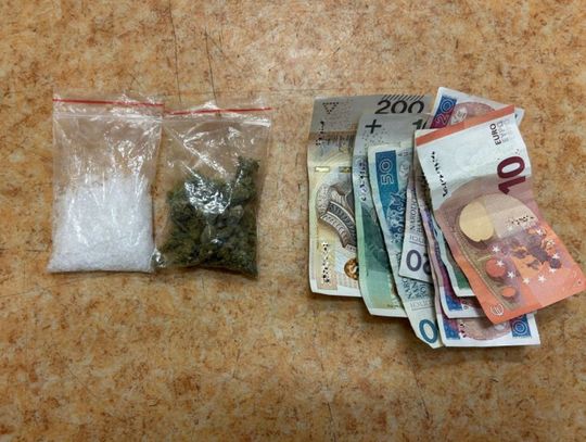 230 działek narkotyków u poszukiwanego. Kryminalni ze Zgorzelca zatrzymali 45-latka