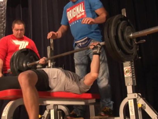 230 kg na klatę