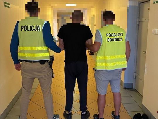 Agresywny 43-latek zaatakował policjanta mieczem samurajskim – funkcjonariusz ranny, sprawca aresztowany