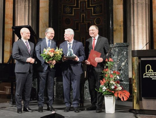 Były Prezydent RFN Joachim Gauck odebrał Międzynarodową Nagrodę Mostu