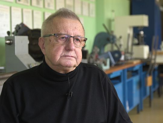 Cztery pokolenia pod jedną tablicą. Historia nauczyciela z Bogatyni