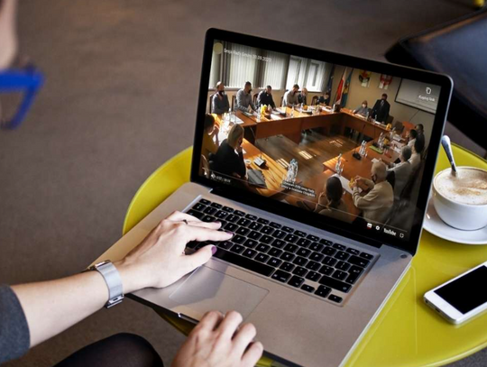 Czy filmy promocyjne samorządu muszą mieć napisy?