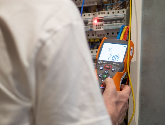 Czy fotowoltaika, pompa ciepła i klimatyzacja wymagają modernizacji instalacji elektrycznej? Coraz więcej właścicieli domów zadaje sobie to pytanie