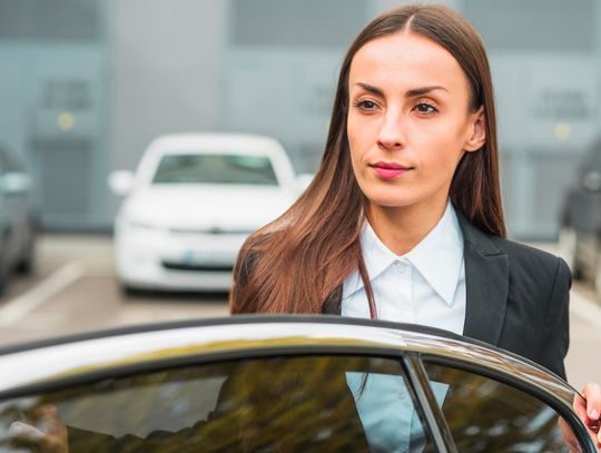 Czym wyróżniają się dobre parkingi przy lotniskach?