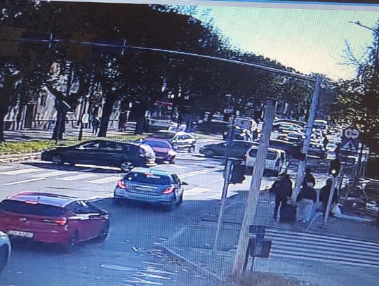 Dramatyczne chwile w Zgorzelcu 82-letnia kobieta leżała nieprzytomna na środku drogi, a kierowcy ją omijali