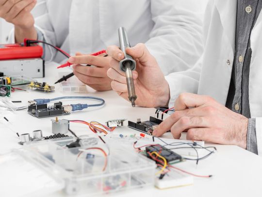 Fartuch ESD ? do czego jest potrzebny?