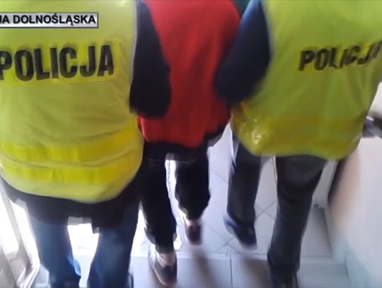 Grożąc nożem skrępował taśmą pracownicę i zabrał kasetkę z pieniędzmi