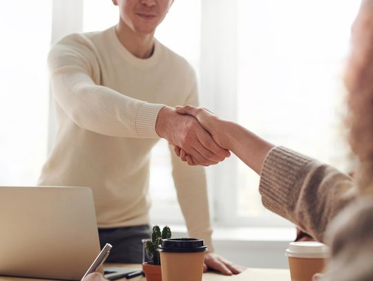 Jak znaleźć pracę za granicą i się nie zawieść na miejscu?