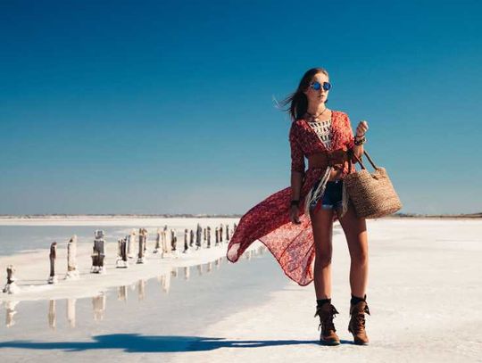 Kozaki i botki w stylu boho – stylizacje późnego lata 