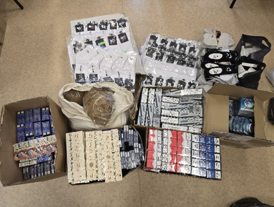 Nielegalny towar wart setki tysięcy złotych zabezpieczony na terenie gminy Bogatynia. Wspólne działania policjantów i funkcjonariuszy KAS zakończone zatrzymaniem trzech mężczyzn