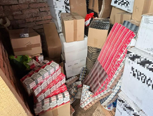 Nielegalne papierosy ujawnione podczas interwencji w Bogatyni. 34-latka usłyszała zarzut paserstwa akcyzowego