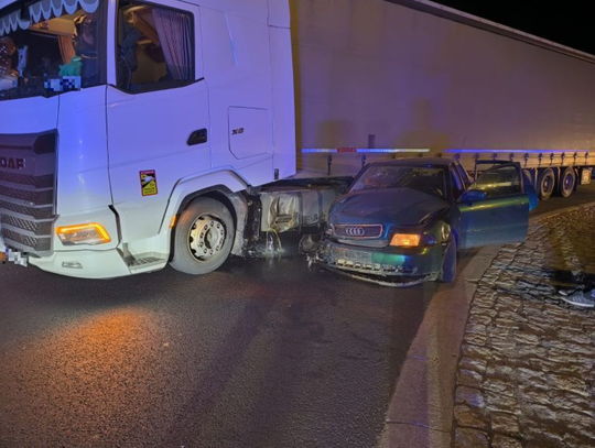 Pościg zakończony kraksą — pijana 17-latka bez prawa jazdy uderzyła w ciężarówkę