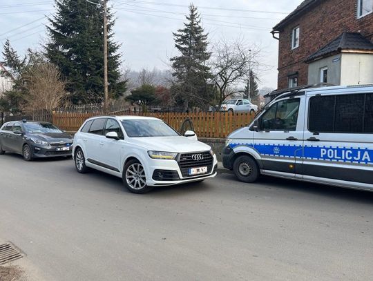 Poszukiwany kierował pojazdem pomimo sądowych zakazów, samochodem, który ukradł na terenie Austrii