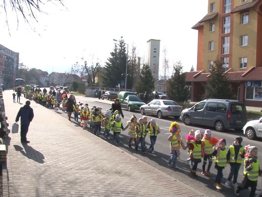 Powitanie wiosny - przemarsz przedszkolaków ulicami Bogatyni
