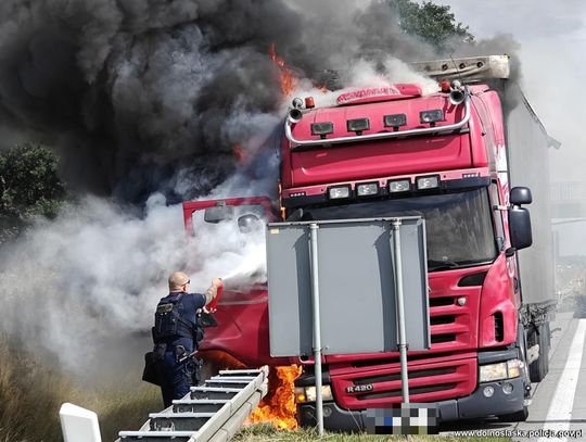 Pożar ciężarówki na A4. Policjanci zareagowali błyskawicznie – ich akcja zapobiegła tragedii