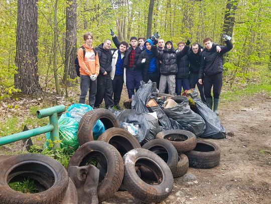 Pracownicy Kopalni i Elektrowni Turów wraz z młodzieżą posprzątali las w ramach akcji „Lasy Pełne Energii”