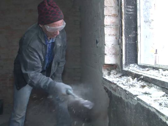 Remontują spalone mieszkanie