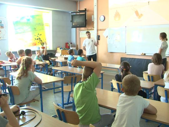 Studenci uczyli maluchów