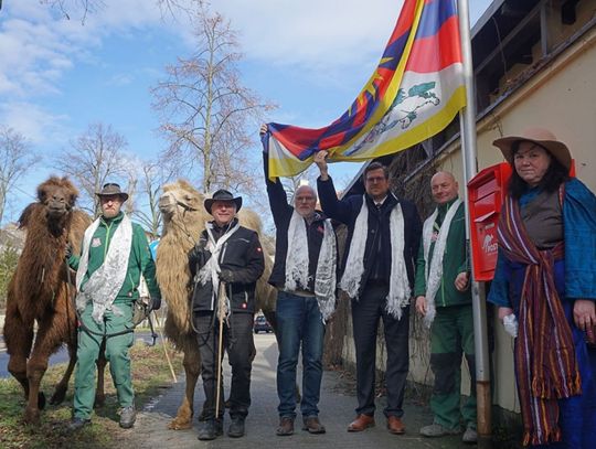 Tybetańska flaga powiewa w Zoo Görlitz jako symbol solidarności