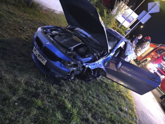 Uciekał BMW przed policją 240 km/h – dachował po zderzeniu. 19-latek bez praw jazdy!