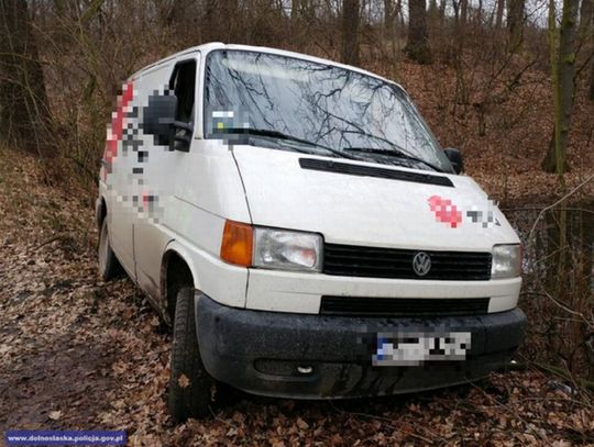 Ukradł busa – policjanci zatrzymali podejrzanego na gorącym uczynku w skradzionym samochodzie