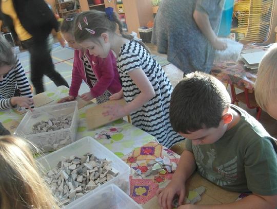 Warsztaty mozaiki w Przedszkolu nr 5 w ramach VIII Festiwalu Kobiet