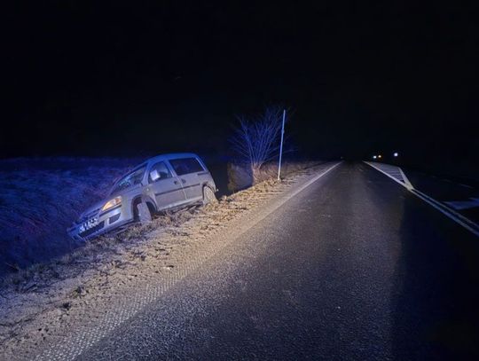 Wjechał do rowu podczas manewru wyprzedzania. Był pod wpływem alkoholu.