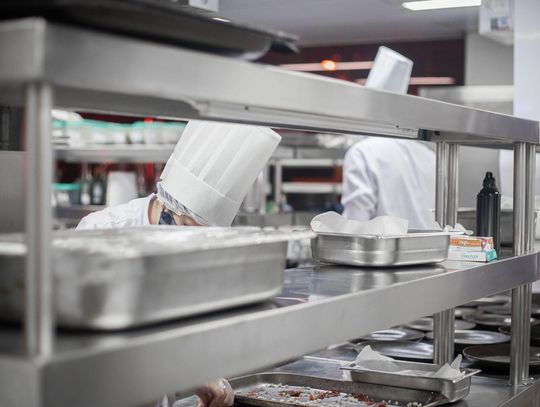Wyposażenie gastronomiczne a organizacja pracy w restauracji i cateringu