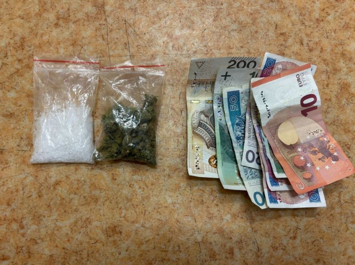 230 działek narkotyków u poszukiwanego. Kryminalni ze Zgorzelca zatrzymali 45-latka