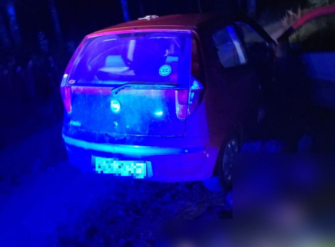 32-late kierował pod wpływem alkoholu i narkotyków – 28-letni pasażer z metamfetaminą. Zostali zatrzymani przez policję.