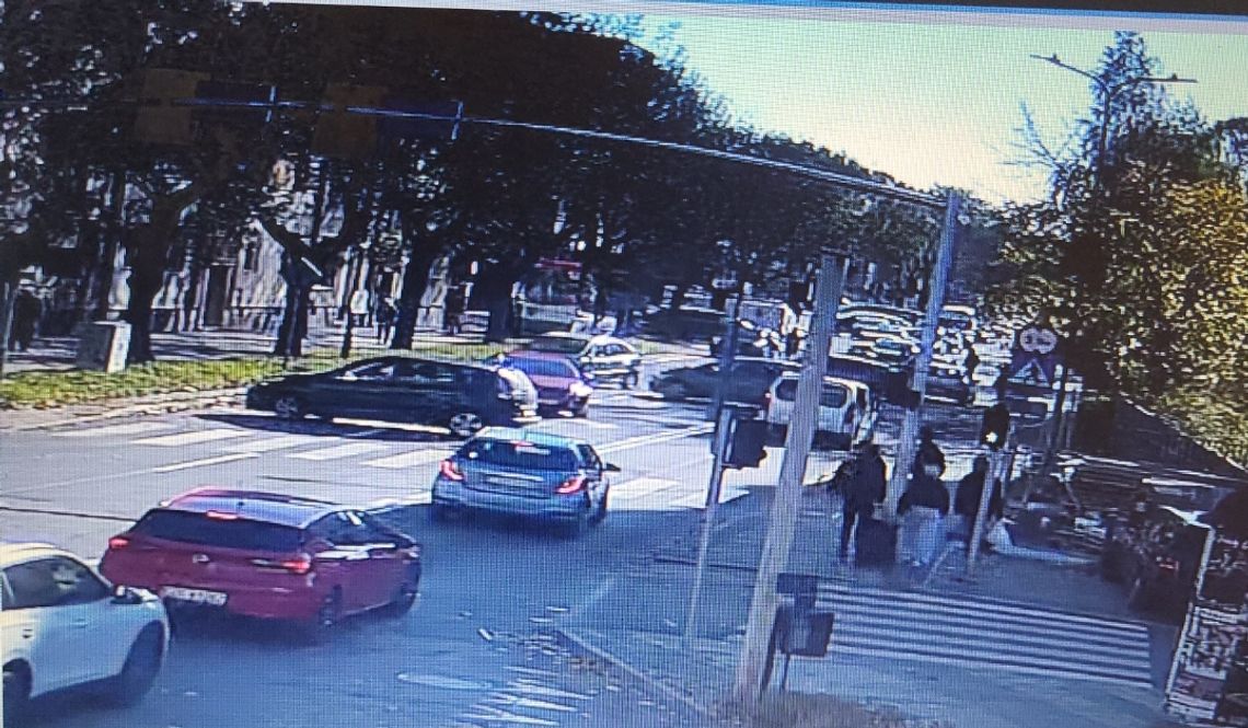 Dramatyczne chwile w Zgorzelcu 82-letnia kobieta leżała nieprzytomna na środku drogi, a kierowcy ją omijali