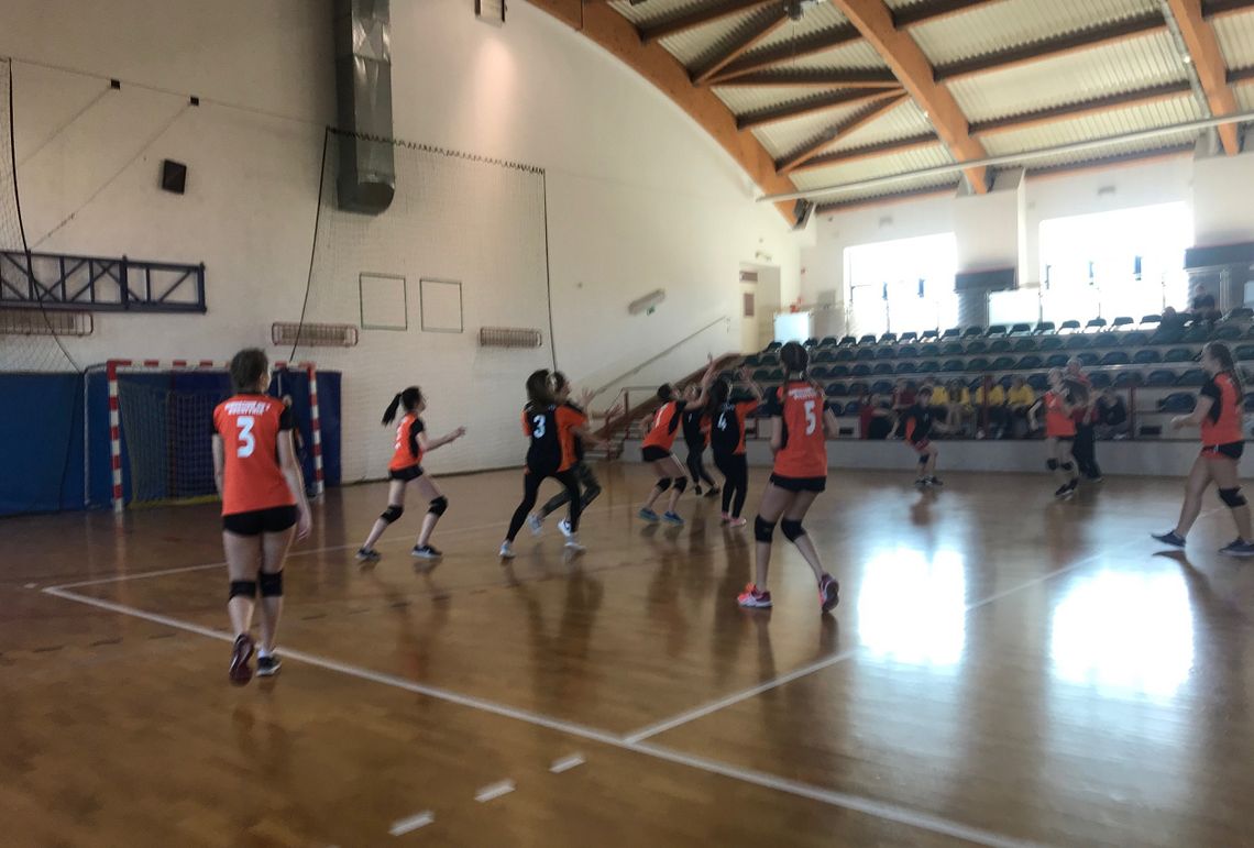 Dziewczyny z Działoszyna wygrały w piłkę ręczną