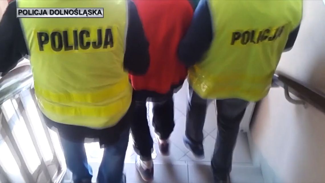 Grożąc nożem skrępował taśmą pracownicę i zabrał kasetkę z pieniędzmi