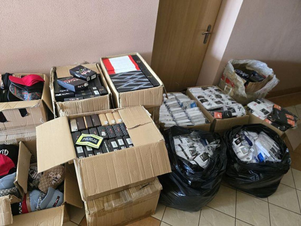 Nielegalne papierosy, tytoń i podróbki zabezpieczone przez policjantów. Straty Skarbu Państwa mogły sięgnąć 150 tysięcy złotych Nielegalne papierosy, tytoń i podróbki zabezpieczone przez policjantów. Straty Skarbu Państwa mogły sięgnąć 150 tysięcy złotych