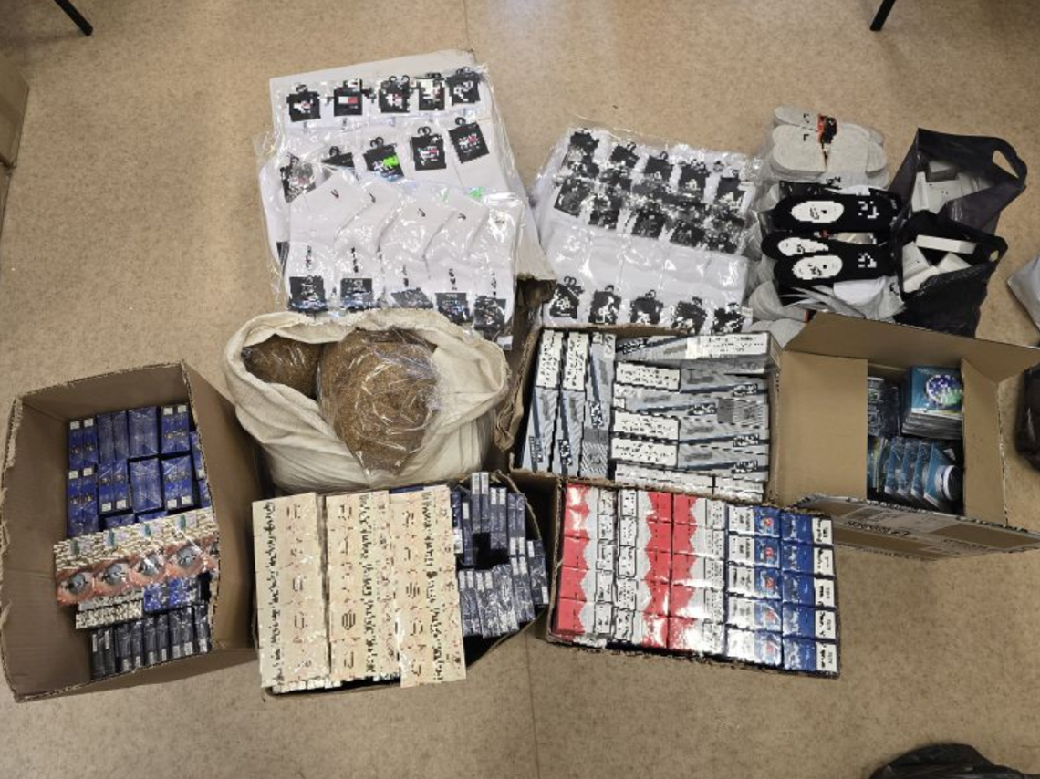Nielegalny towar wart setki tysięcy złotych zabezpieczony na terenie gminy Bogatynia. Wspólne działania policjantów i funkcjonariuszy KAS zakończone zatrzymaniem trzech mężczyzn