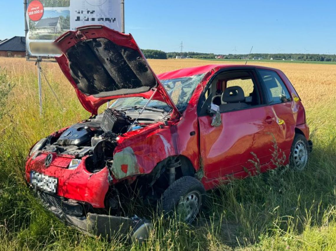 Nietrzeźwy kierowca zginął po dachowaniu Volkswagena